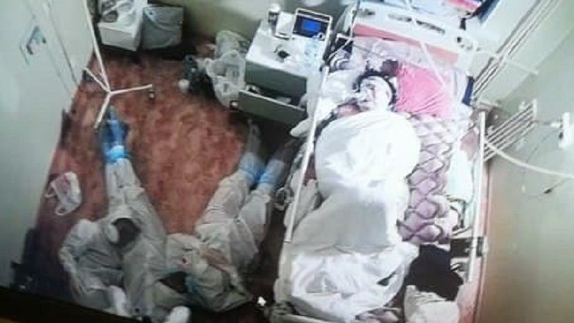 «Всю ночь успокаивали»: что известно о фото с медиками у кровати пациентки в Ленобласти ➤ Главное.net