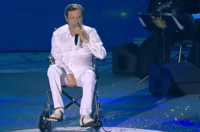Николай Носков в инвалидной коляске заплакал посреди выступления 3